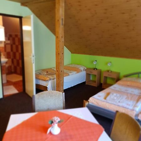 Guest House Pod Lesem Merklin 외부 사진