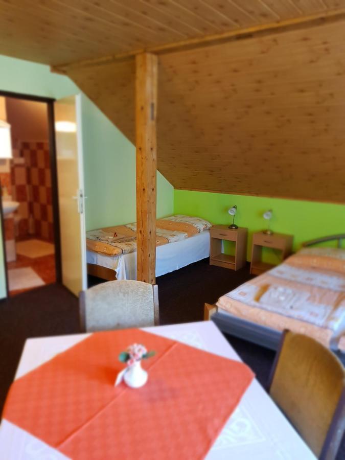 Guest House Pod Lesem Merklin 외부 사진
