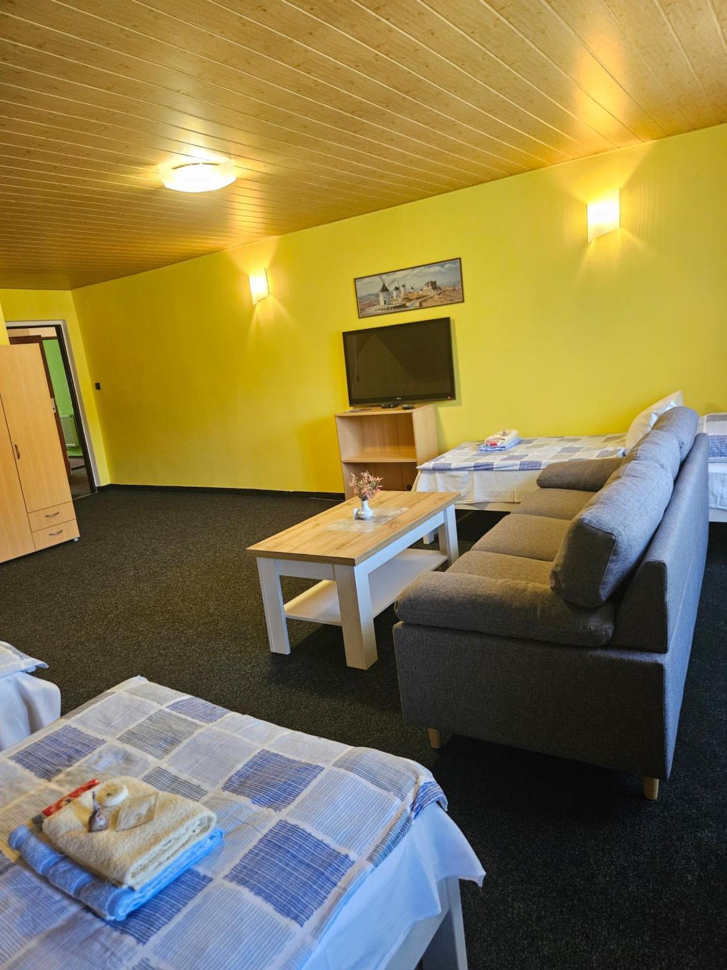 Guest House Pod Lesem Merklin 외부 사진